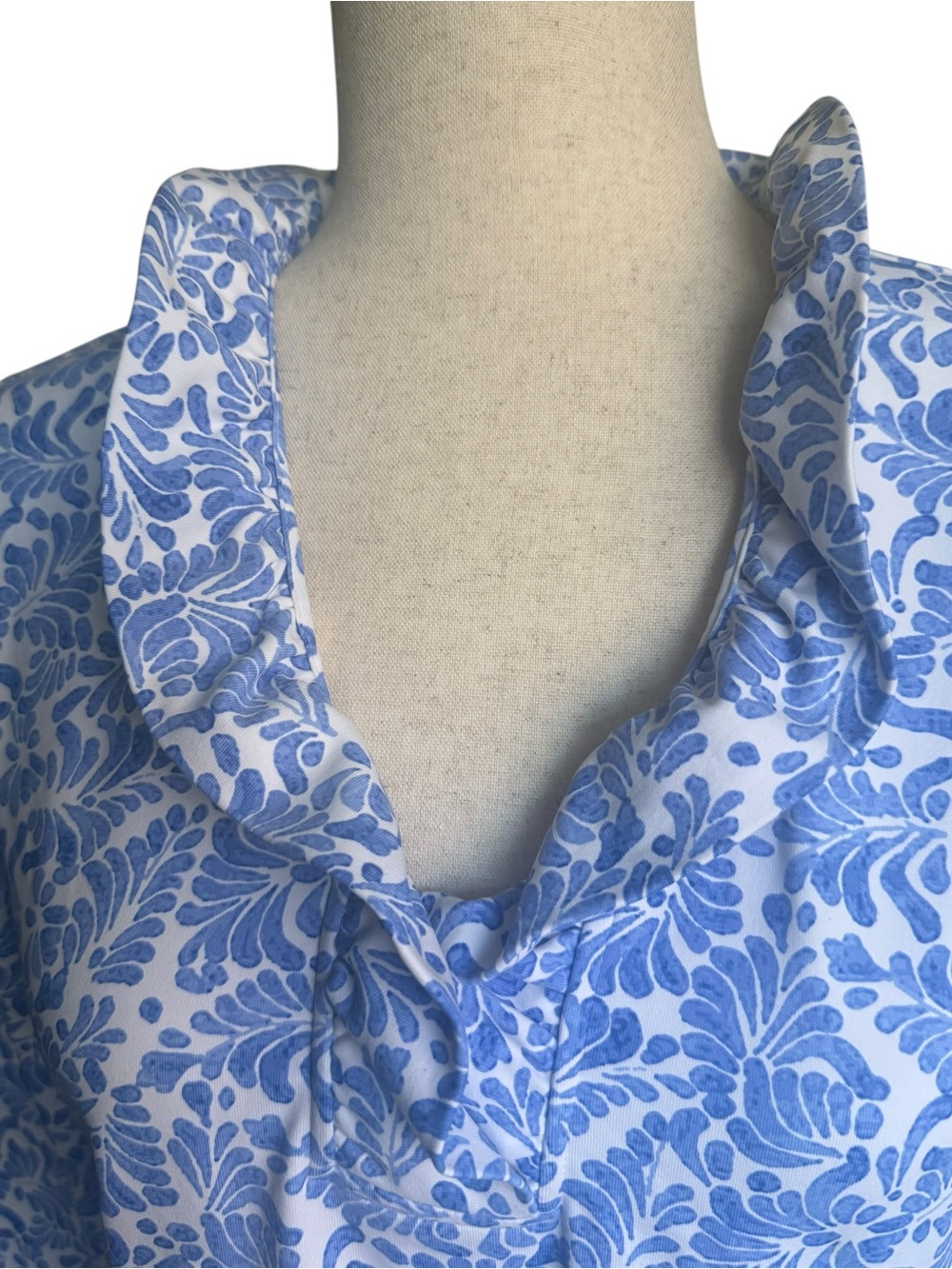 J McLaughlin Catalina Cloth Ruffle Neck Blue White Floral Top Size M - Picture 3 of 10